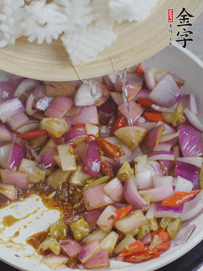 下魷魚花，2勺料酒炒勻。