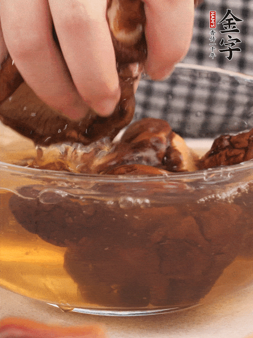 干香菇溫水泡發(fā)，去蒂洗凈切十字。