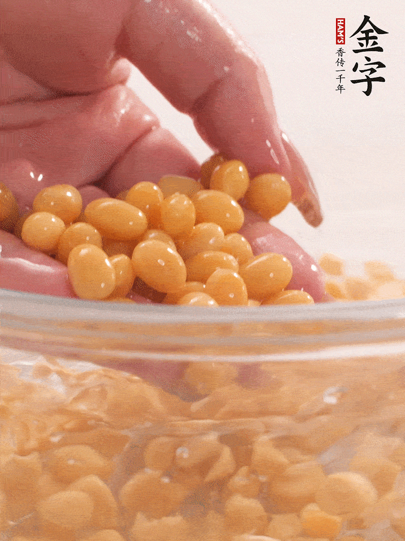 黃豆浸泡2小時，充分泡發(fā)，挑出干癟的不要。