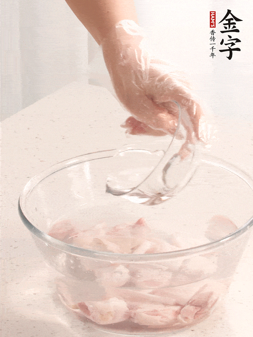 豬蹄除去雜毛、刮去油膩，斬成大塊，冷水浸泡半小時出血水，冷水下鍋，放入姜片、醋去腥，水燒開大約2分鐘，撈出。（白醋能夠讓豬蹄更白凈）