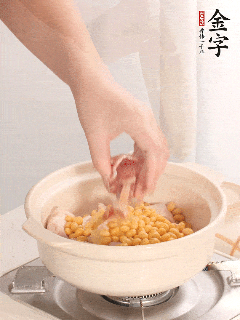 湯鍋放入豬蹄、姜片，加入黃豆、火腿，倒入足量的清水、適量料酒。