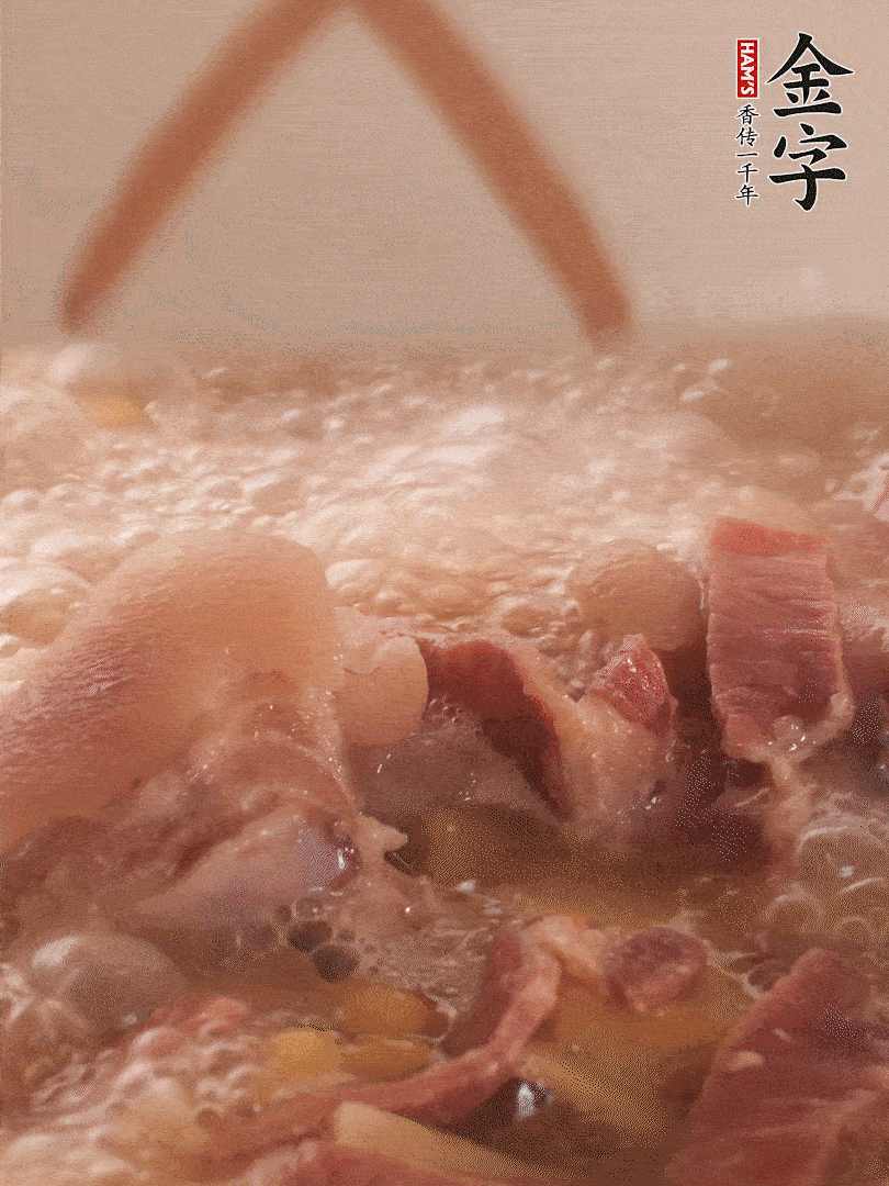 大火將水煮開后，蓋上鍋蓋，轉小火慢燉1個半小時。