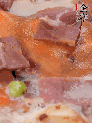 放適量料酒、清水煮到沸騰，再下蟹塊燜煮8分鐘。