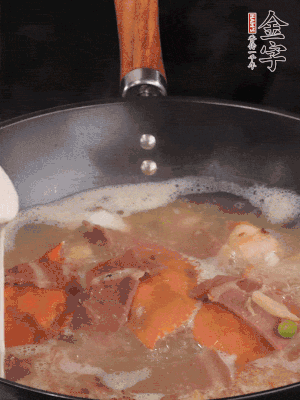 最后用面糊勾芡，燒至收汁，出鍋前撒點蔥段。