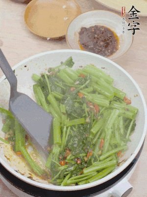 下空心菜炒軟。