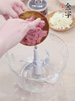 江南野筍干浸泡至軟；豬五花肉切薄片；腐皮改刀切成長方形。