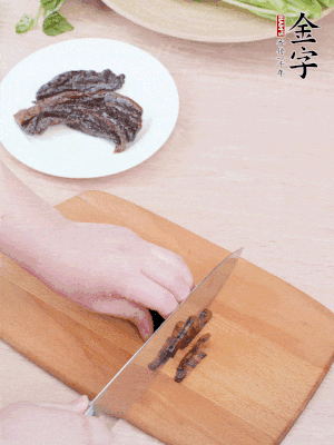 金字醬油肉下鍋煮10分鐘，切薄片。
