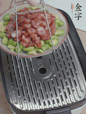 蠶豆鋪底，香腸鋪上，上鍋蒸15分鐘。