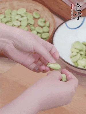 蠶豆剝殼，去掉豆衣，切碎。