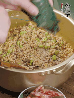 再附一張粽子，一齊向后折疊，線繩捆綁。