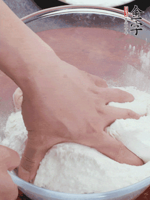 新鮮豬肚以面粉擦洗抓勻。