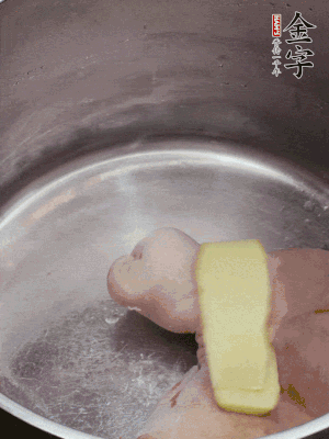 撈出洗凈后，加蔥姜、黃酒二遍焯水。