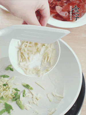 油4成熱，下蔥姜蒜、干辣椒、花椒煸出香味。