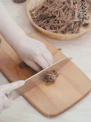 干茶樹菇浸泡過夜，去老根焯水，擠干水份。