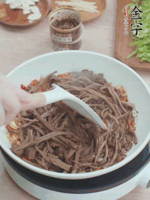 下茶樹菇煸炒4分鐘。