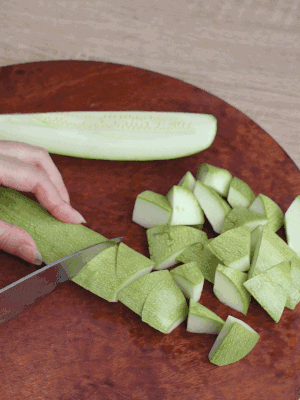 西葫蘆去籽縱向切成4份，斜切成厚片。