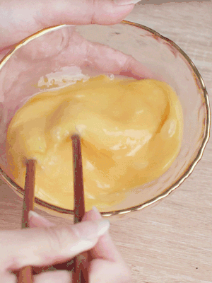 雞蛋調(diào)入少許黃酒打散。