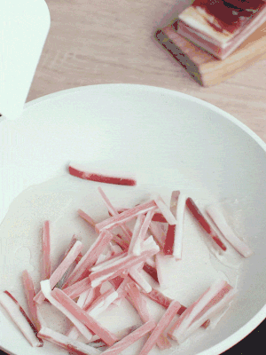 熱鍋涼油，下咸肉絲煸至出油。