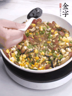 加2勺生抽、1勺蠔油、半勺老抽調(diào)味。