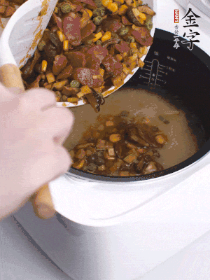 鋪在洗好的大米上，加清水，與食材持平。