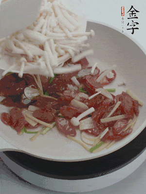 放白玉菇、青紅辣椒、雞蛋。