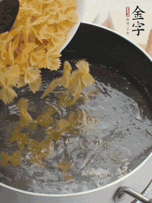 蝴蝶面加橄欖油煮熟；豌豆焯水30秒。