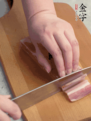 百合切去頭尾，分開洗凈;咸肉切薄片。