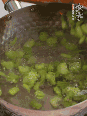 鍋中水沸，放一撮鹽，下蠶豆豆瓣焯3分鐘，下百合，3秒撈出，一起撈出瀝水。