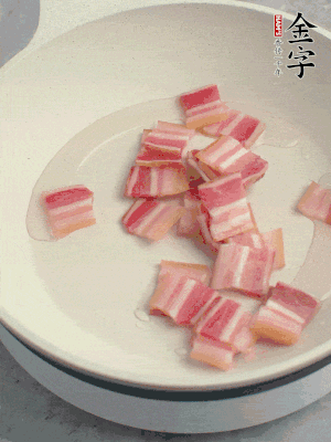 鍋中少許油，金字淡咸肉煸香。