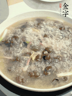 放辣椒，加一點(diǎn)鹽、糖，大火翻炒。