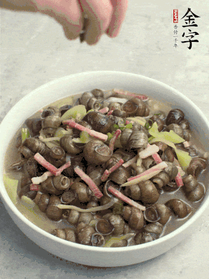 出鍋，撒點(diǎn)蔥花。