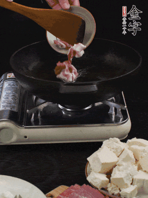 冷油潤(rùn)鍋，下五花肉煸香。