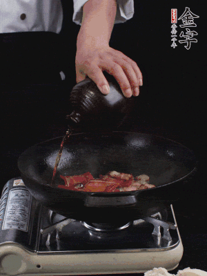 再下火腿片，淋少許黃酒添香。
