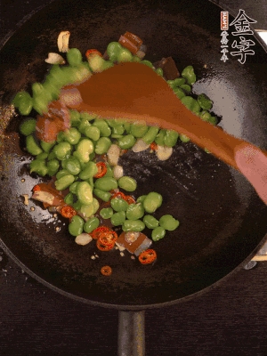 再下蠶豆煸炒，加1勺料酒調(diào)味。