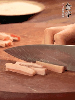 金字淡咸肉切丁。