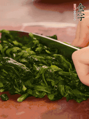 洗凈的菠菜加鹽焯水，撈出晾涼后攥干切碎。胡蘿卜切細(xì)絲。金字烤腸切園片。