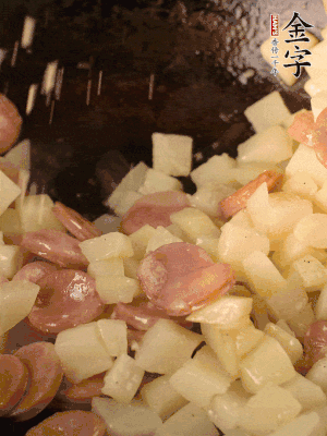 再放烤腸片煎熟。撒點(diǎn)鹽、孜然粉、辣椒面。