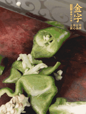 辣椒洗凈斜切成段，蒜切片。