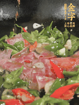 再下蒸炒火腿煸炒，加少許白糖提鮮。