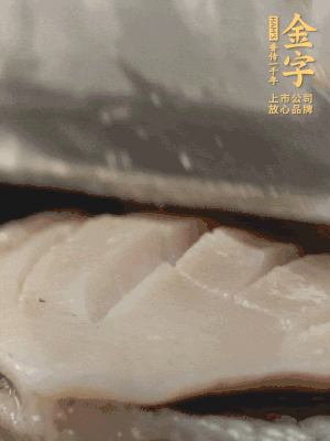 鮑魚用勺子撬出來，去掉內(nèi)臟和牙齒，加面粉、白醋、鹽、啤酒抓一下，清水洗凈，切花刀。