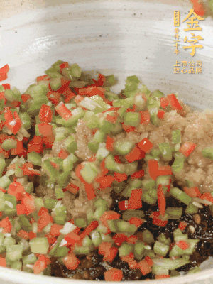 XO醬、蒜蓉醬、青紅椒粒攪拌成醬料。