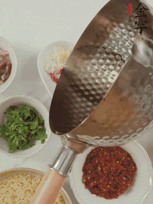 蒜末、小米辣、芝麻淋上熱油。