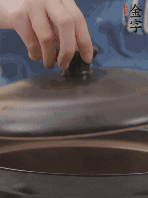 大火煮開后轉(zhuǎn)小火，燉煮20分鐘左右。