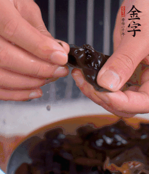 木耳冷水泡發(fā)，處理成小塊。（如果是小木耳就不用切了）