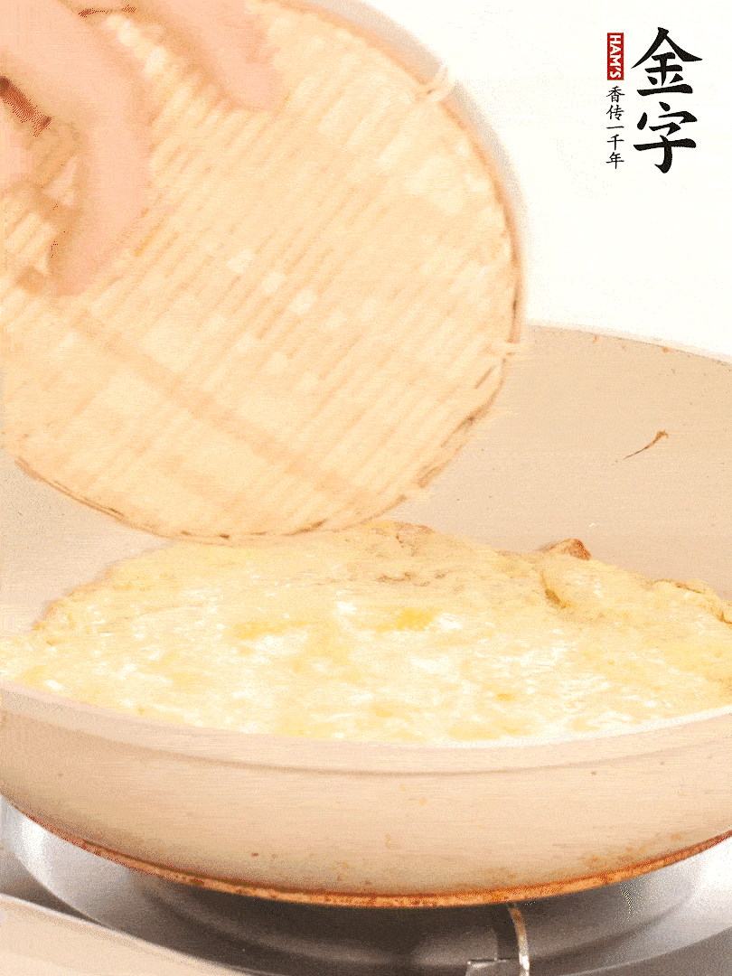 鍋內(nèi)放入少許油，油溫4成熱倒入一個雞蛋煎熟