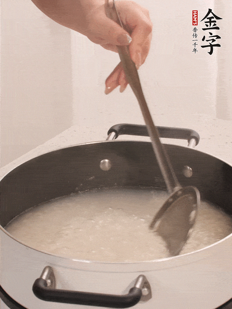 香菇、土豆、胡蘿卜、金字土香腸切小塊。