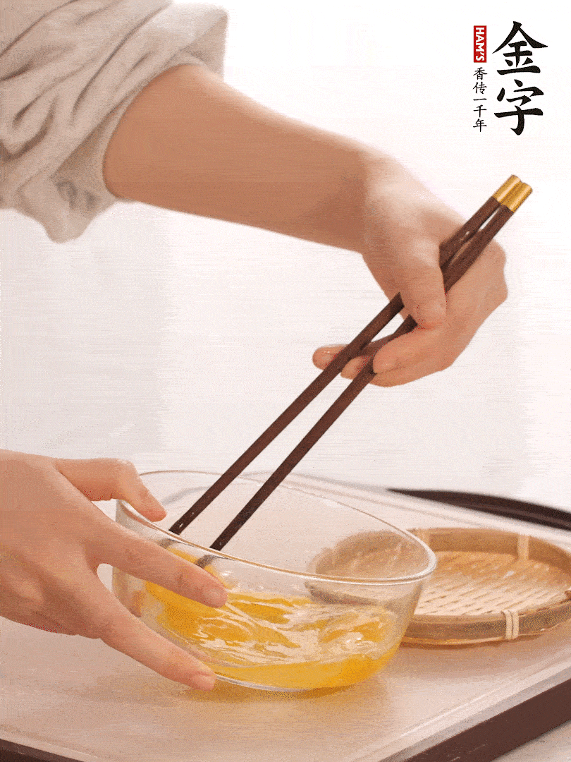 兩顆雞蛋打散。