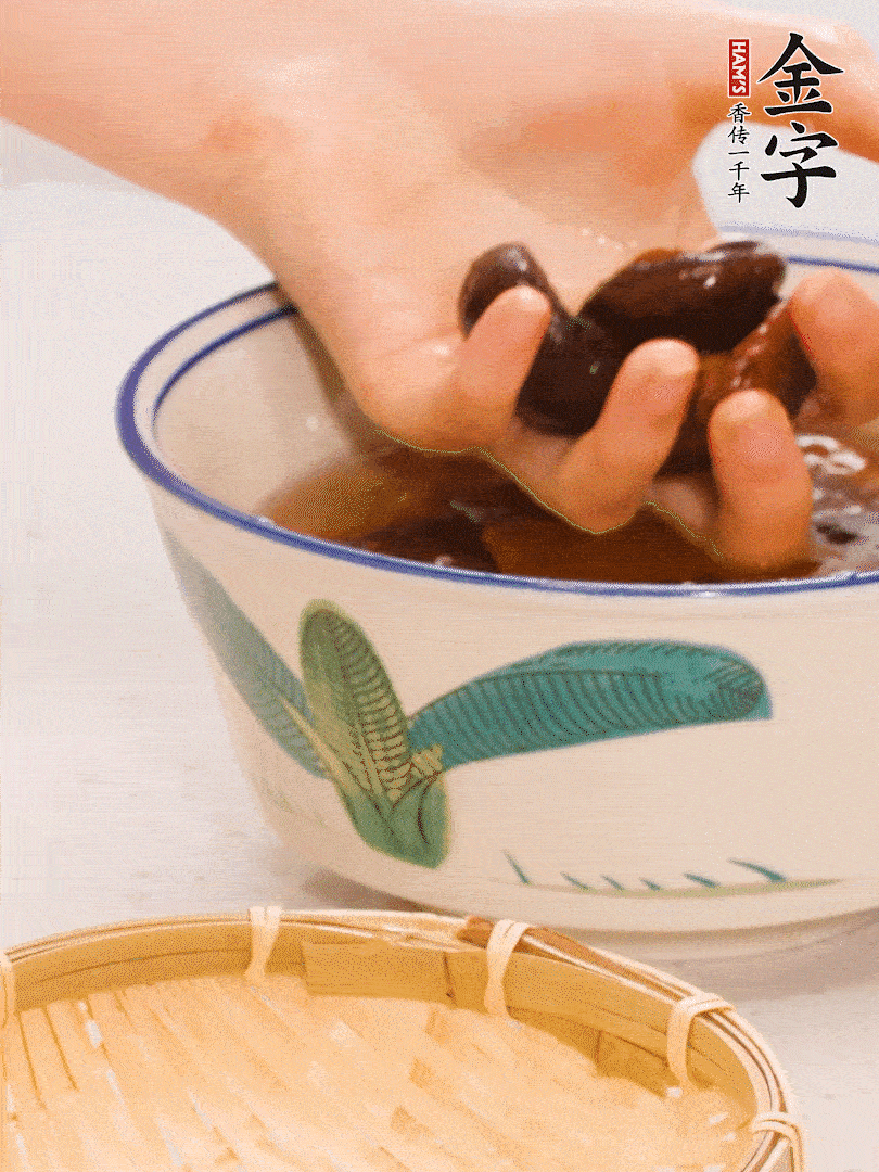 干香菇提前泡發(fā)切片，泡香菇水留著備用。