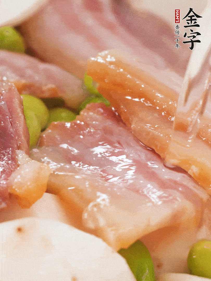 倒入芋艿、熟毛豆，翻炒均勻，加1小碗水煮開