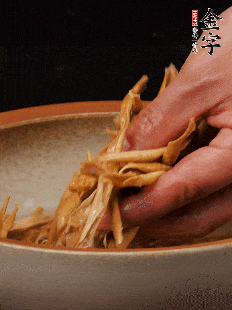 農(nóng)家土筍尖提前泡軟，用刀劃成細(xì)絲，這樣會更加入味。